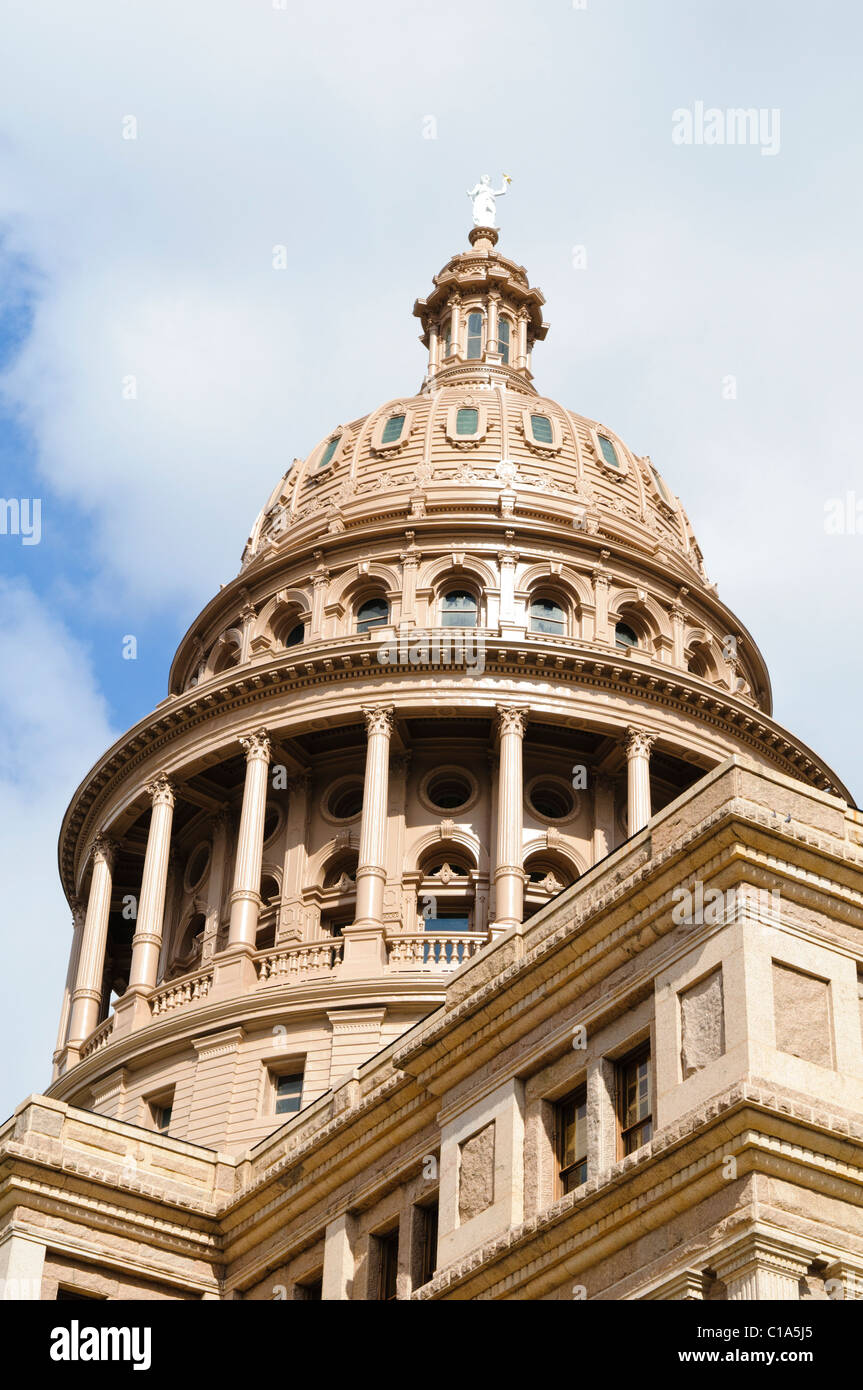 AUSTIN, Texas, États-Unis — Dôme du bâtiment du Capitole de l'État du Texas à Austin, Texas. À 308 pieds de haut, c'est la plus haute des capitales d'État des États-Unis et le seul bâtiment législatif américain le plus haut est le Capitole des États-Unis à Washington DC. Conçu par Elijah E. Myers et construit dans les années 1880, le bâtiment est inscrit sur le registre national des lieux historiques et est désigné comme site historique national. Le bâtiment est construit dans le style Renaissance italienne. Banque D'Images