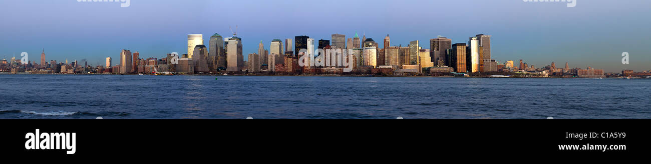 Panorama de Lower Manhattan vu du Liberty State Park dans le New Jersey au coucher du soleil Banque D'Images