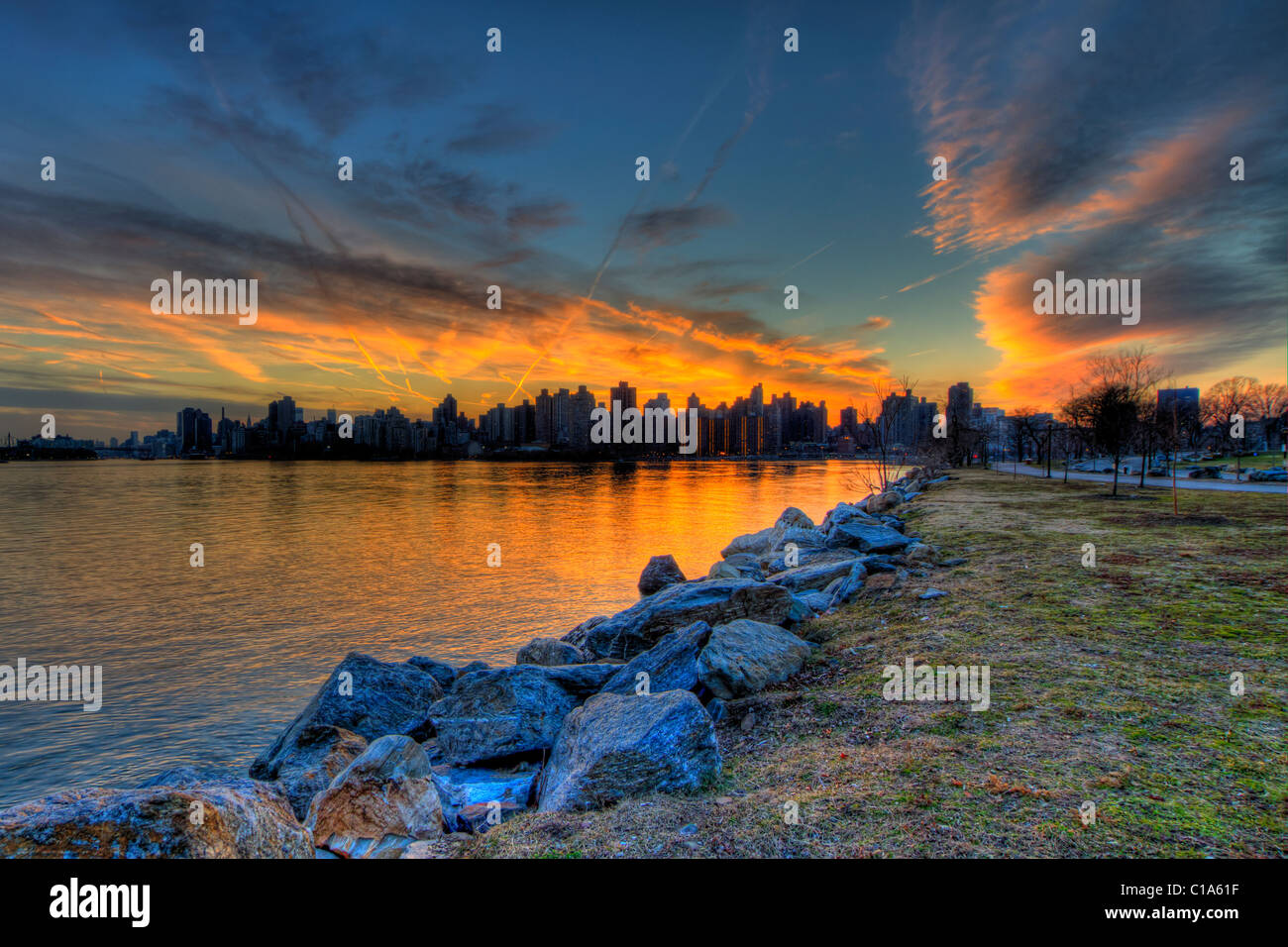 Coucher du soleil spectaculaire sur le nord de Manhattan vu de Ward's Island dans l'East River Banque D'Images