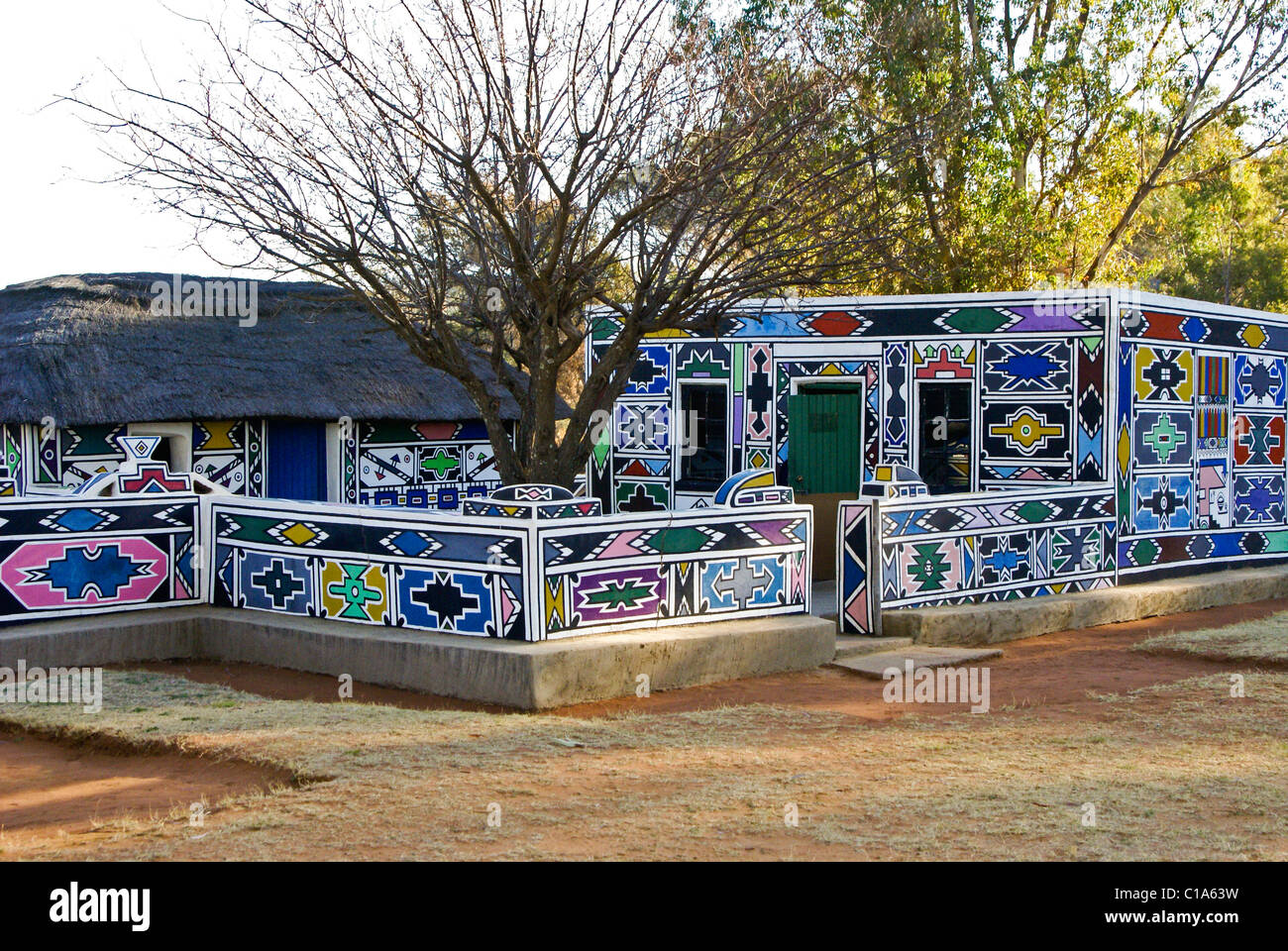 Conception géométrique Ndebele traditionnel sur house, Afrique du Sud Banque D'Images