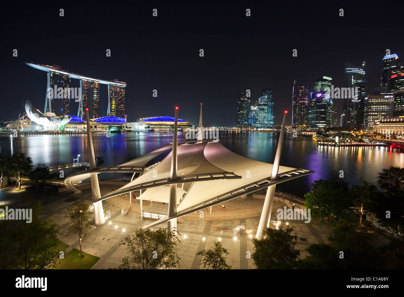 Théâtre en plein air avec le Marina Bay Sands à l'arrière-plan. Marina Bay, Singapour Banque D'Images