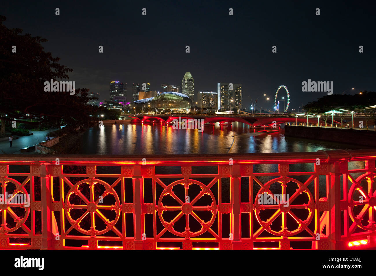 Vue sur l'Esplanade Bridge et les Théâtres sur la baie du pont Anderson, Singapour Banque D'Images