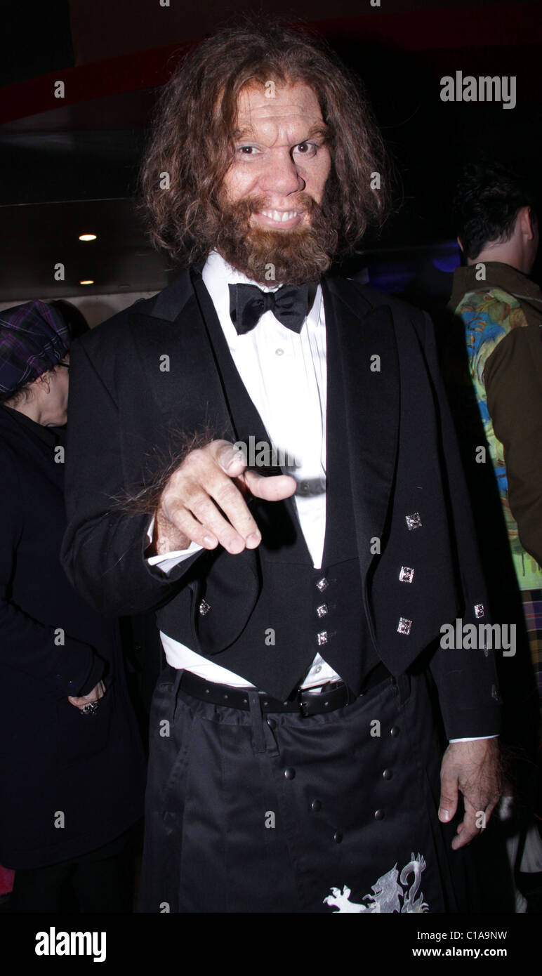 Geico Caveman Seventh Annual Dressed To Kilt charity fashion show au profit des Amis de l'Écosse, New York City, USA - Banque D'Images