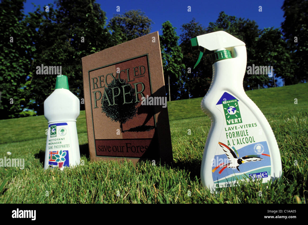 Bouteilles, papier recyclé et des produits écologiques sans phosphate Banque D'Images