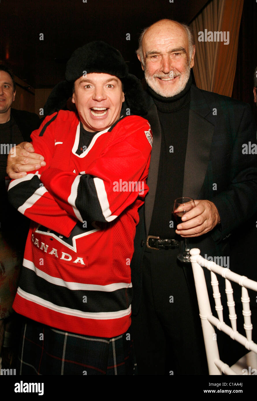 Mike Myers et Sean Connery Seventh Annual Dressed To Kilt charity fashion show au profit des Amis de l'Ecosse - backstage Banque D'Images