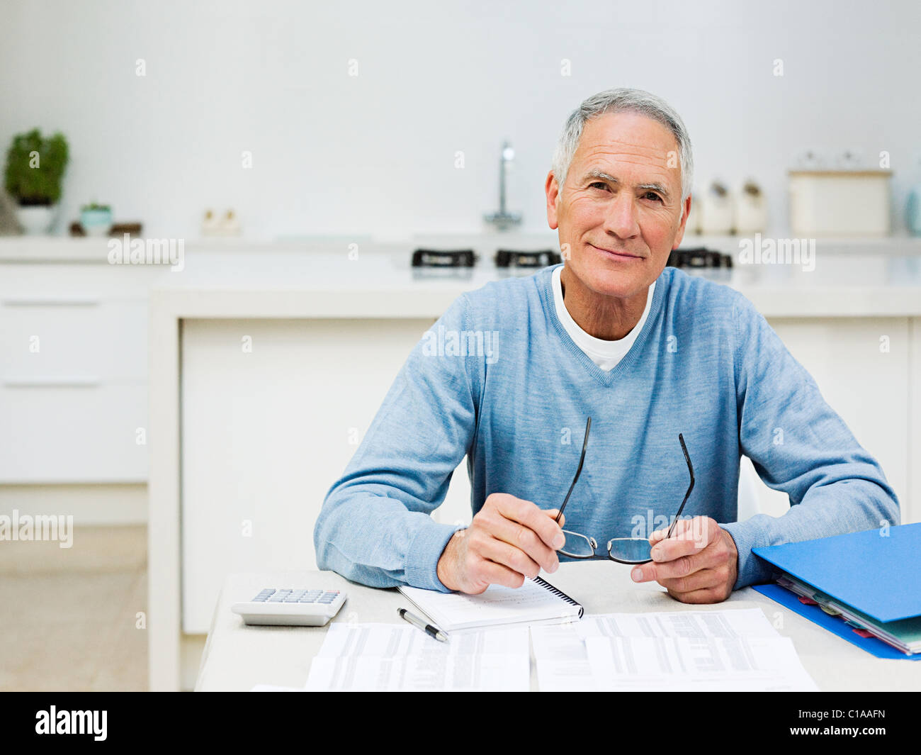 Man faisant accueil finances publiques Banque D'Images