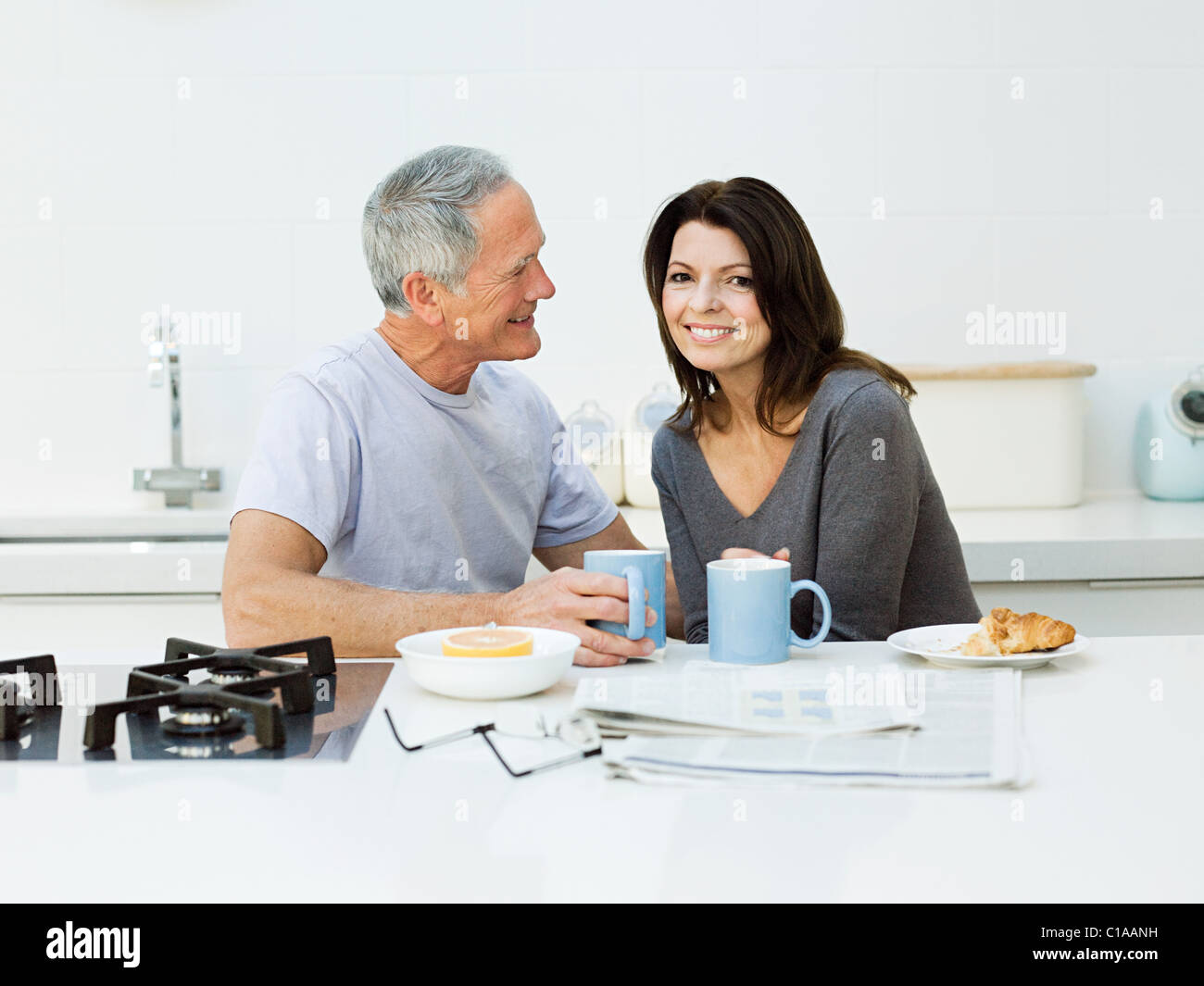 Mature couple having breakfast Banque D'Images