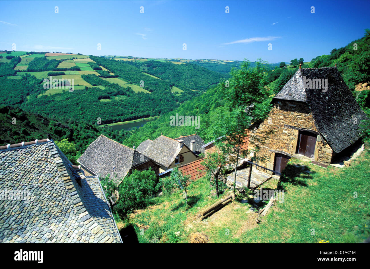 La France, l'Aveyron, Vinzelles village, surplombant la vallée du Lot Banque D'Images