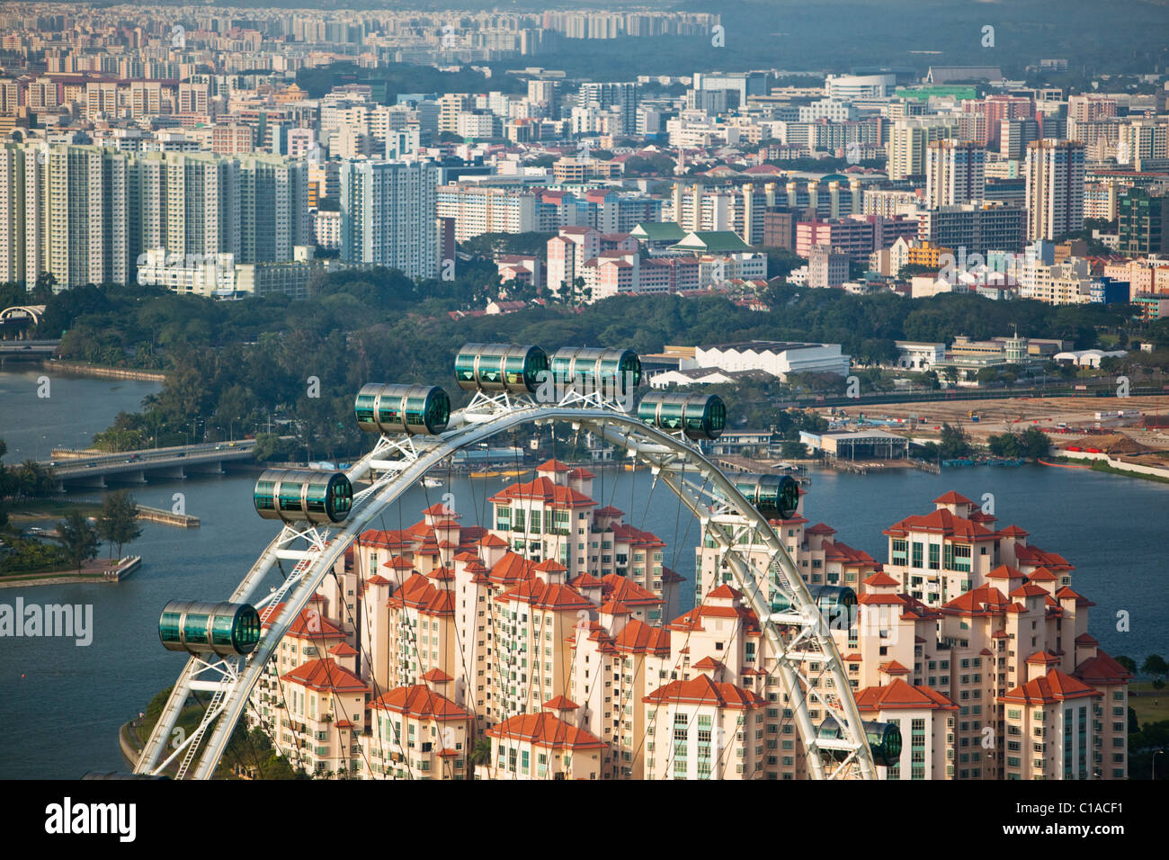 Le Singapore Flyer avec toits de Singapour en arrière-plan. Marina Bay, Singapour Banque D'Images