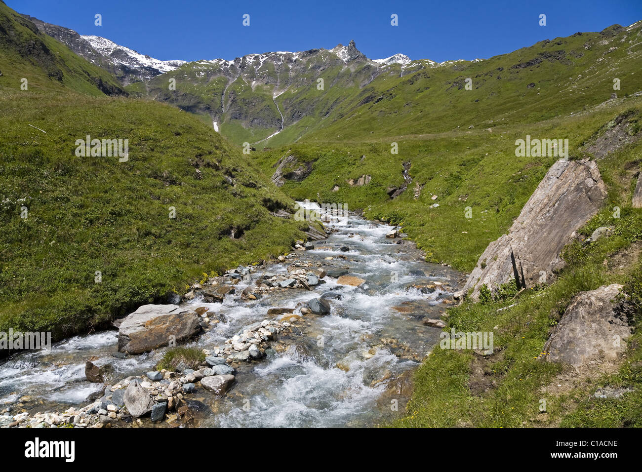 Ruisseau de montagne dans les Alpes Banque D'Images
