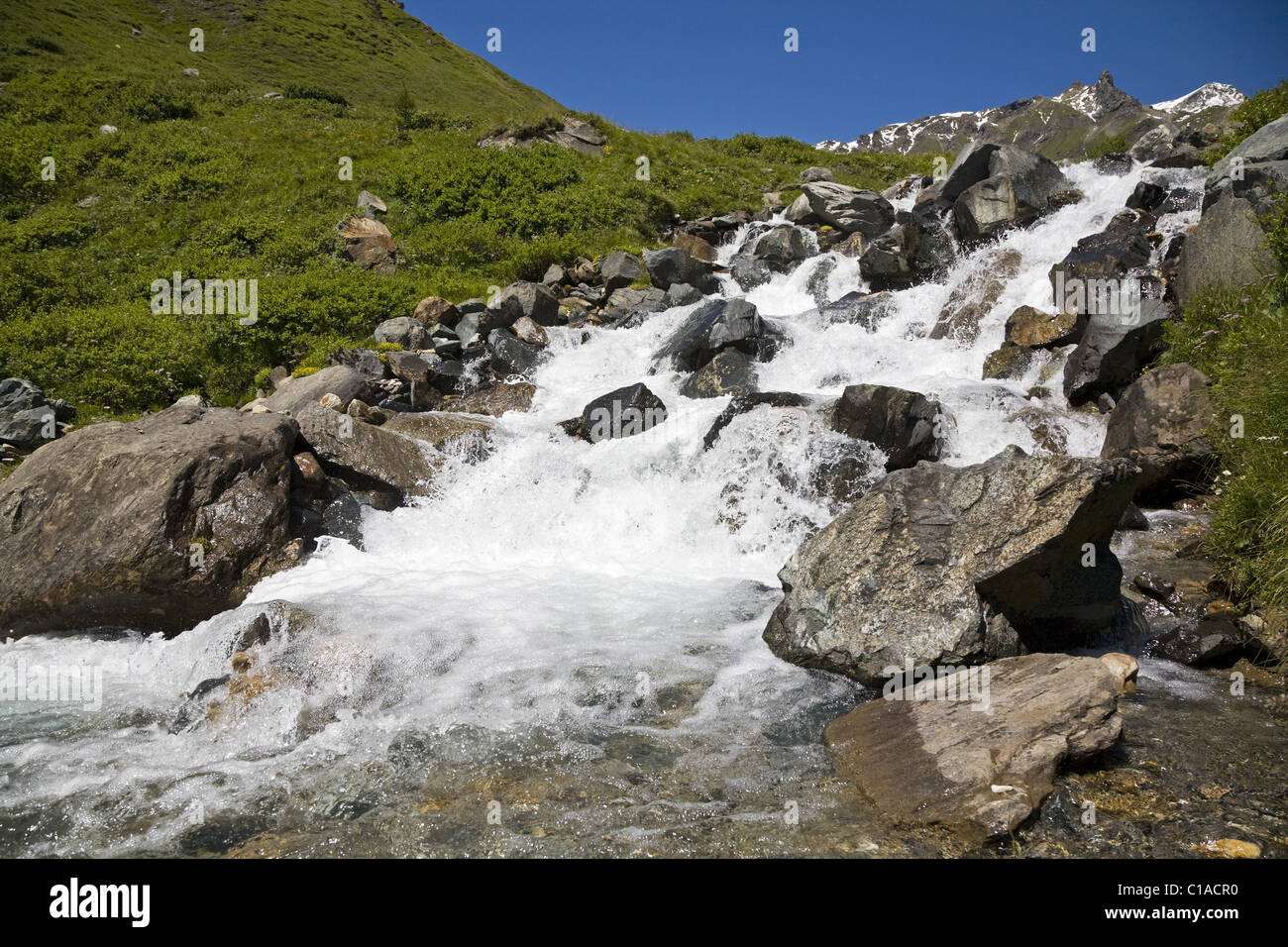Ruisseau de montagne dans les Alpes Banque D'Images