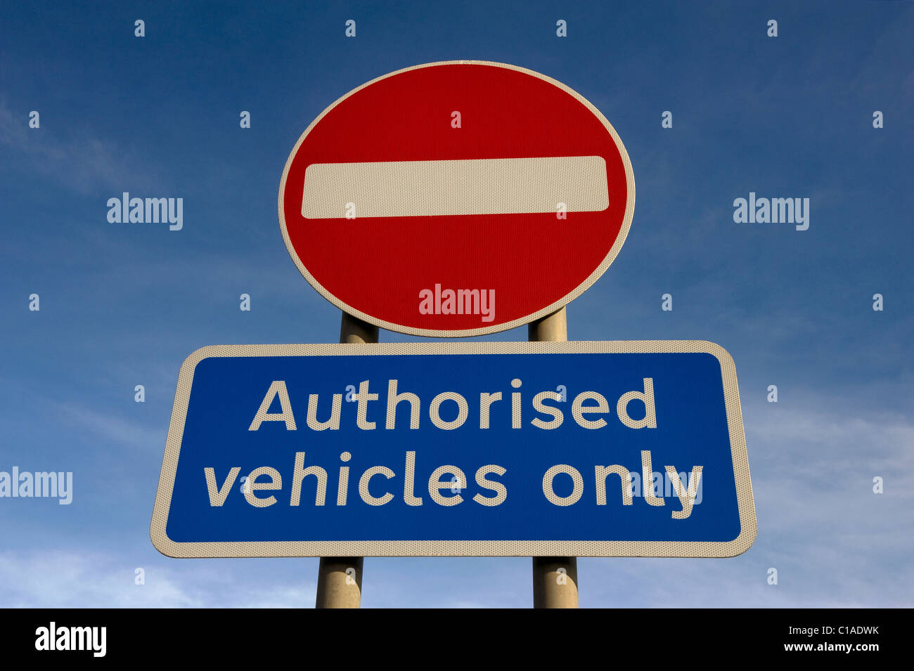 Pas d'entrée panneau d'avertissement sur la route en dehors de véhicules autorisés uk Banque D'Images