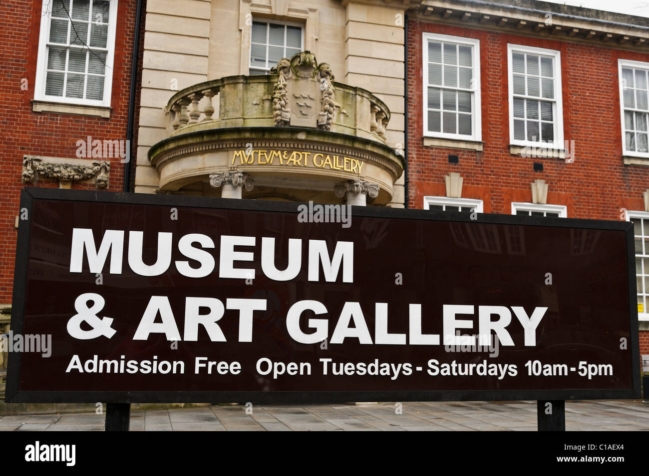 Museum and Art Gallery sign pour Worthing Museum de Chapel Road, Worthing. 13 mars 2011. Banque D'Images