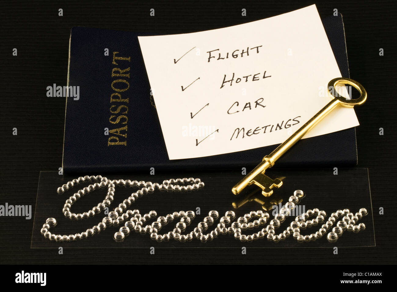 Traveler est énoncée ci-dessous droit de passeport et remarque avec les points de contrôle de vol, hôtel, voiture, rencontres. Banque D'Images