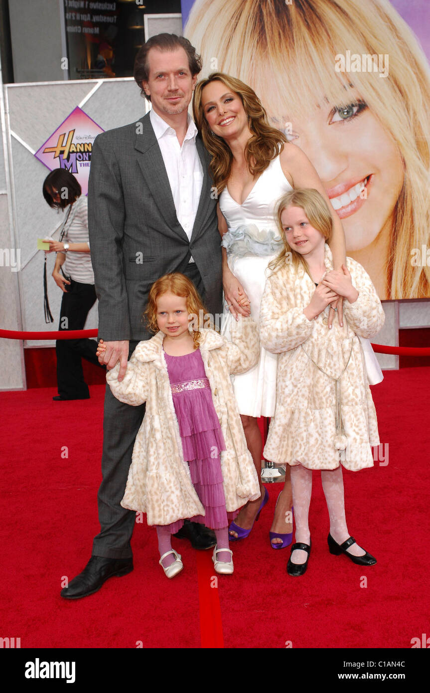 Melora Hardin et sa famille Première mondiale de Walt Disney Pictures 'Hanna Montana Le film' qui a eu lieu au El Capitan Theatre - Banque D'Images