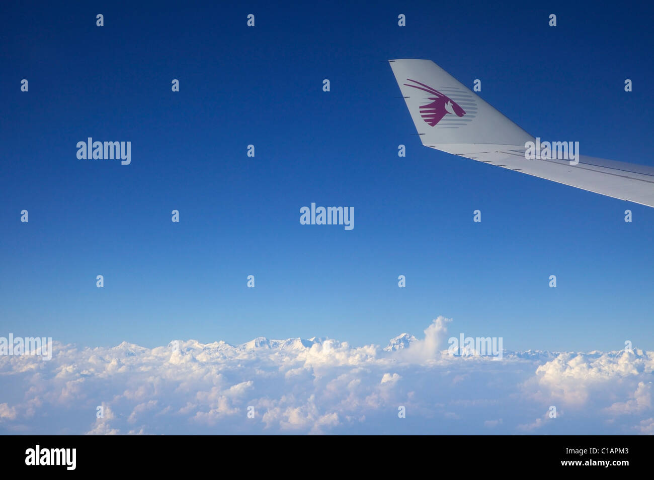 Pointe de l'aile de l'avion de Qatar Airways, sur l'Himalaya en approche sur l'aéroport international de Tribhuvan, Katmandou, Népal, Asie Banque D'Images