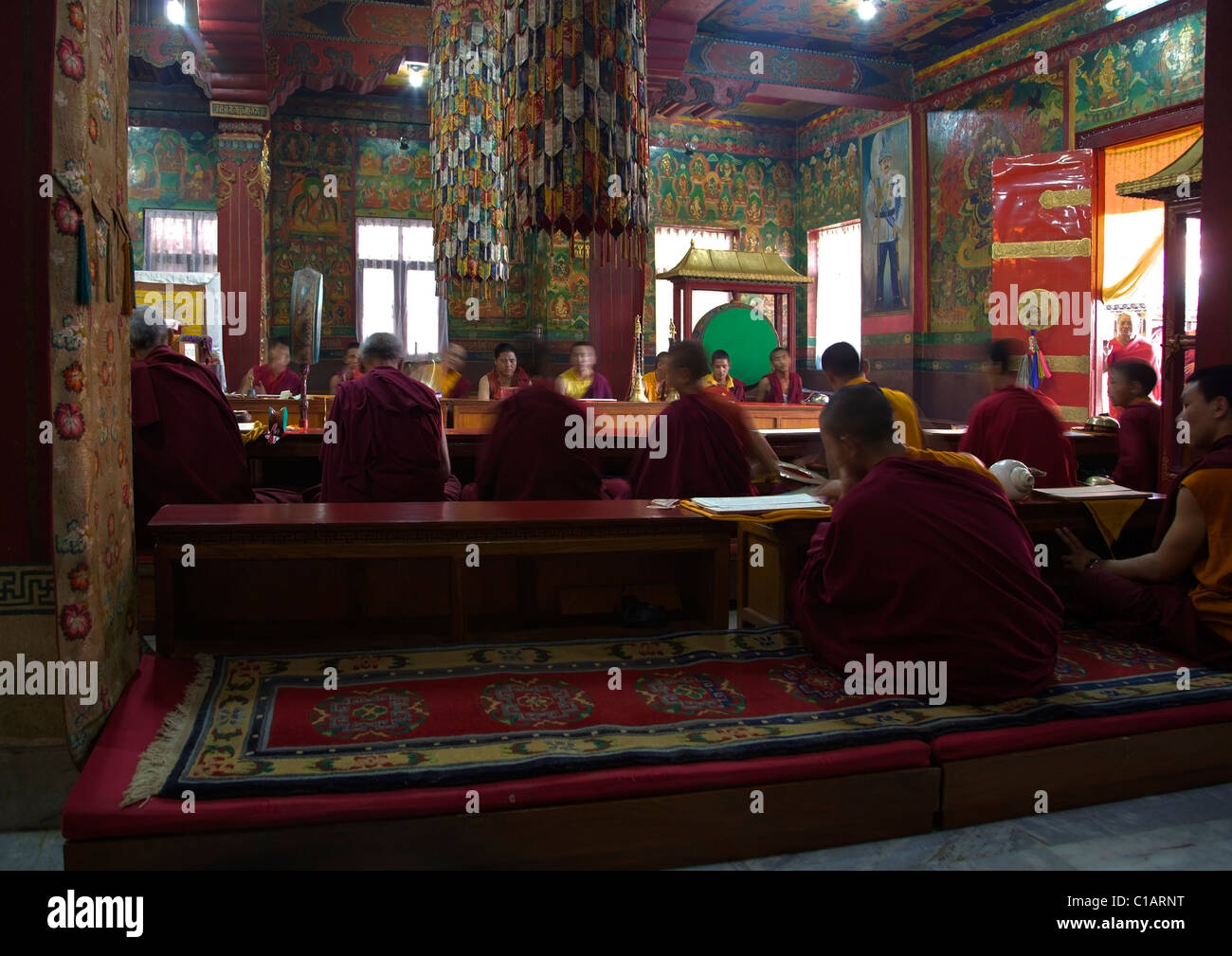 Les moines bouddhistes l'adoration de l'antique int au Stupa Boudhanath Katmandou Népal Asie Banque D'Images