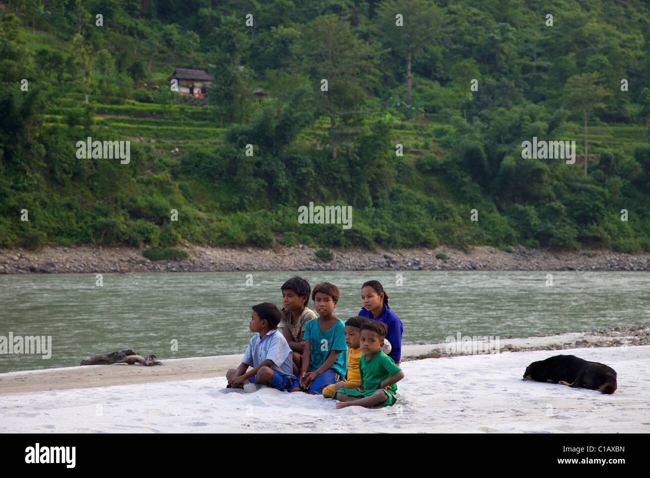 Les enfants regardant les touristes sur Sun Kosi river, Népal, Asie Banque D'Images