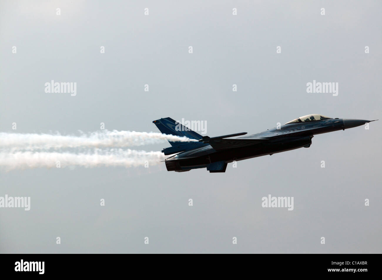 Lockheed Martin F-16 Fighting Falcon effectuant un alpha, à bas régime pass à Biggin Hill Air Show Banque D'Images