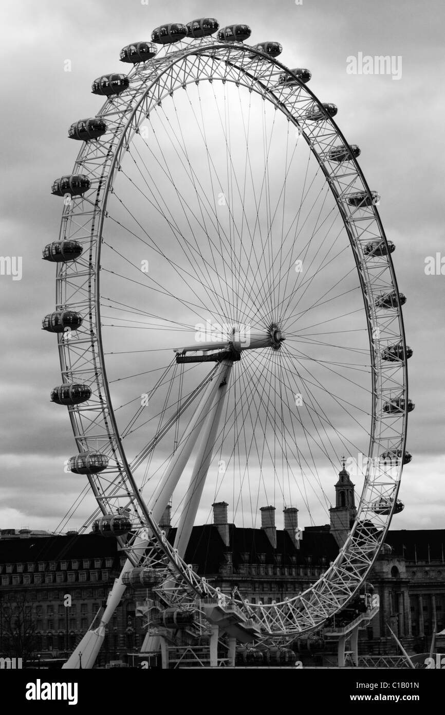 Le London Eye à la city de Londres Angleterre noir et blanc Banque D'Images