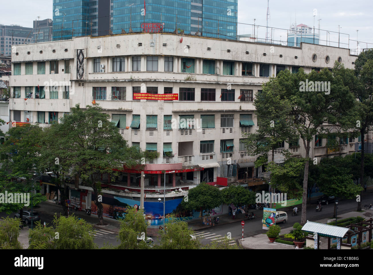 Ancien complexe d'appartements sur la rue Nguyen Hue Banque D'Images