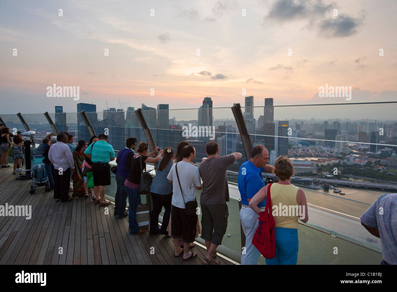 Les visiteurs donnent sur les toits de Singapour à partir de la plate-forme d'observation de la Marina Bay Sands SkyPark. Marina Bay, Singapour Banque D'Images