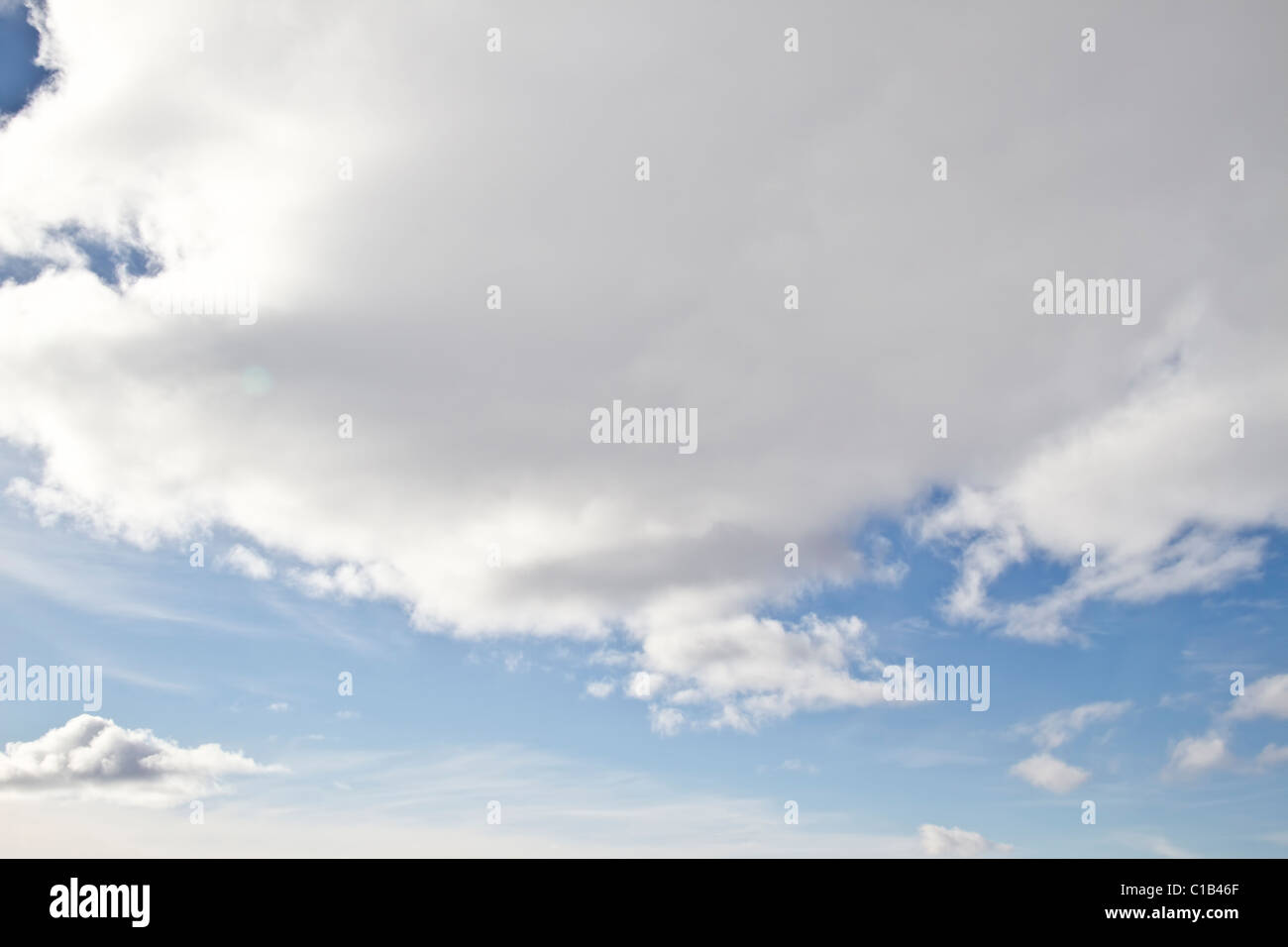 Beau ciel bleu et nuages blancs Banque D'Images