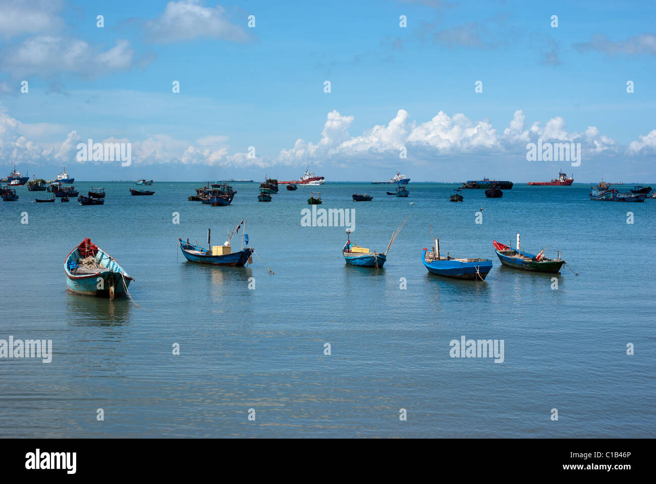 Bateaux de pêche sur mer à Vung Tau au Vietnam Banque D'Images