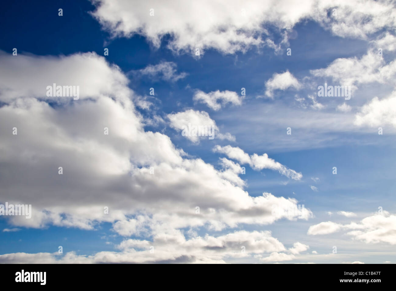 Beau ciel bleu et nuages blancs Banque D'Images
