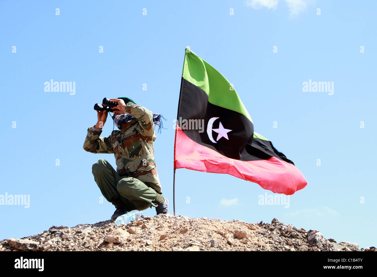 Les rebelles libyens recherche de troupes de l'Armée de Kadhafi Banque D'Images