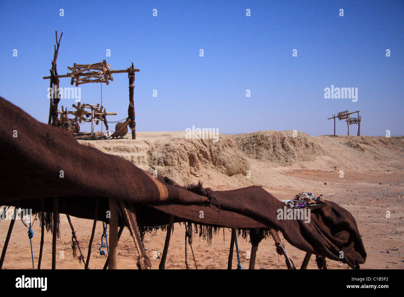 Desert camp à côté d'un kettara - ancien puits d'irrigation - dans la région du désert du Haut Atlas, le sud du Maroc, l'Afrique du Nord Banque D'Images