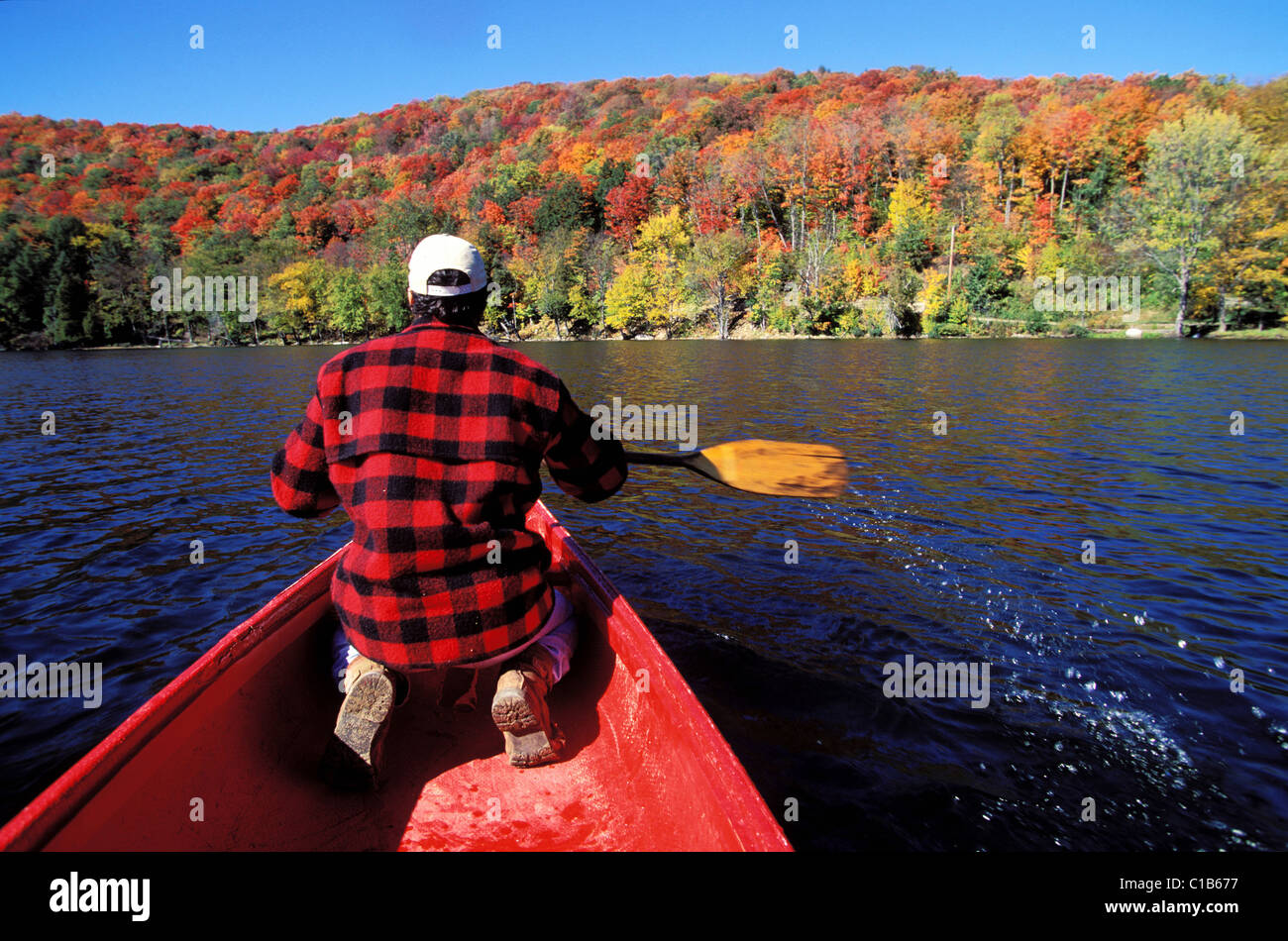 Le Canada, la Province du Québec, la Mauricie, le canoë sur un lac au cours de l'Été Indien Banque D'Images
