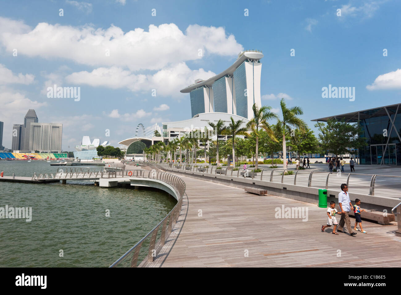 Afficher le long de la promenade Waterfront Marina Bay Sands à Singapour. Marina Bay, Singapour Banque D'Images