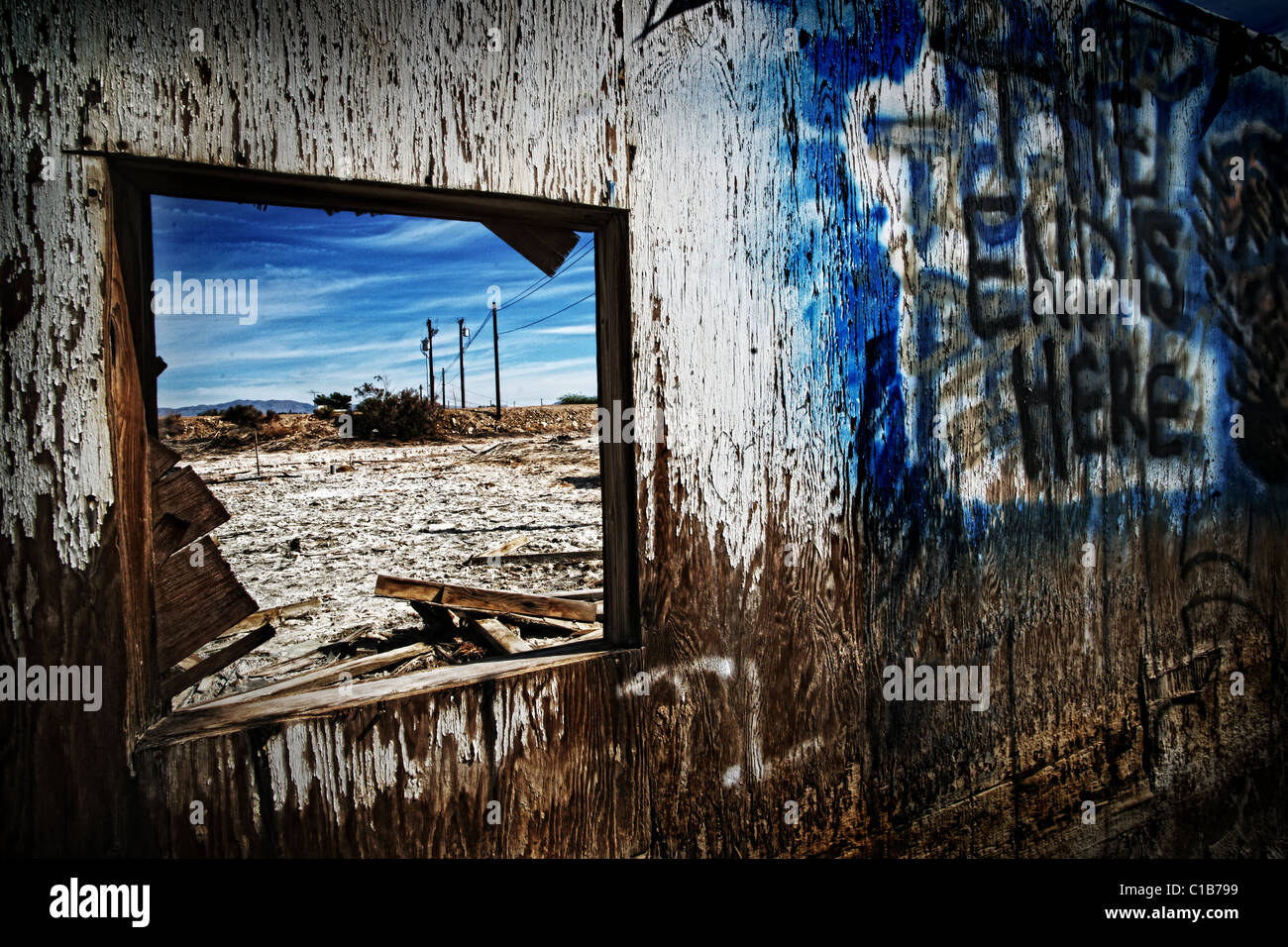Vue du désert à travers une fenêtre cassée, Salton Sea, California, United States Banque D'Images