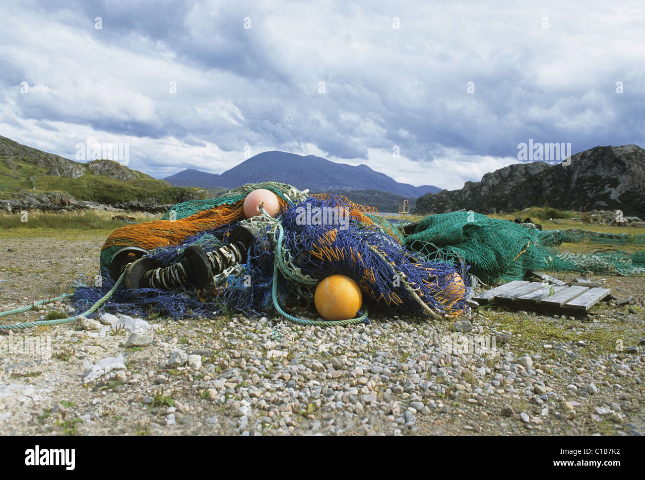 Pile d'engins de pêche commerciale colorés empilés sur harbour, Kinlochbervie, Highlands écossais Banque D'Images