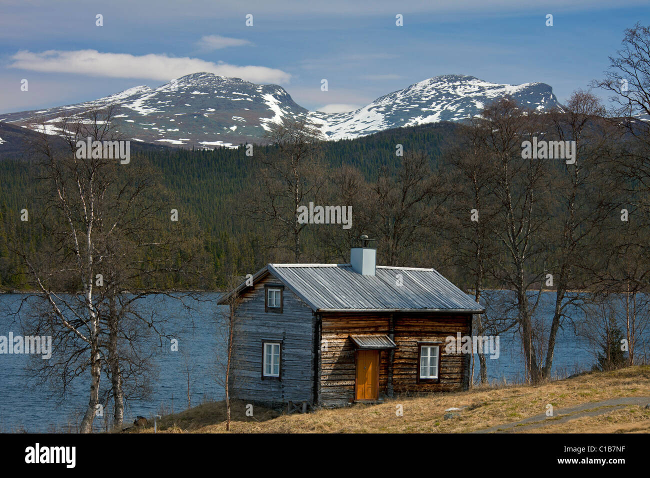 Log cabin le long du lac à la Suède, la Laponie, Fatmomakke Banque D'Images