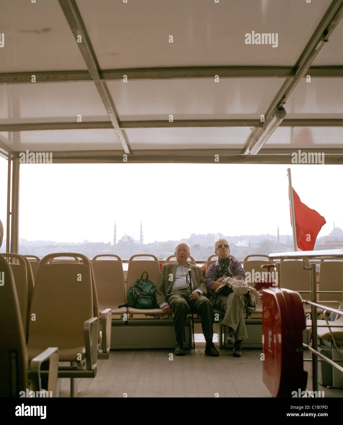 Les touristes sur un ferry jusqu'à la Corne d'or à Istanbul en Turquie. Banque D'Images