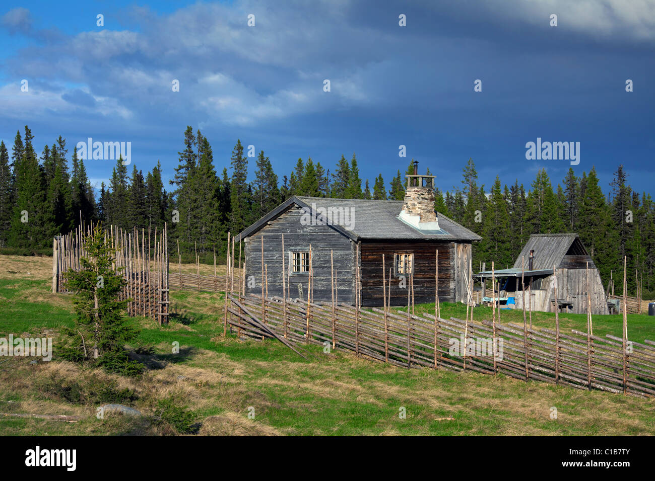 Clôture en bois et cabane de ferme à Jaemtland / Jämtland, Suède Banque D'Images