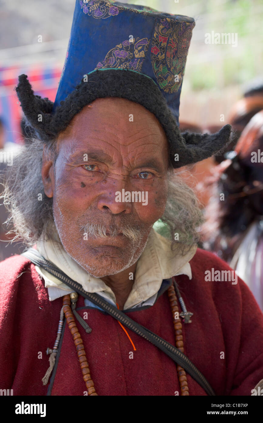 Vieux homme ladakhis en costume traditionnel lors d'un festival pour célébrer l'anniversaire de l'Abbé à Phayang Gompa, (Ladakh) Jammu-et-Cachemire, l'Inde Banque D'Images