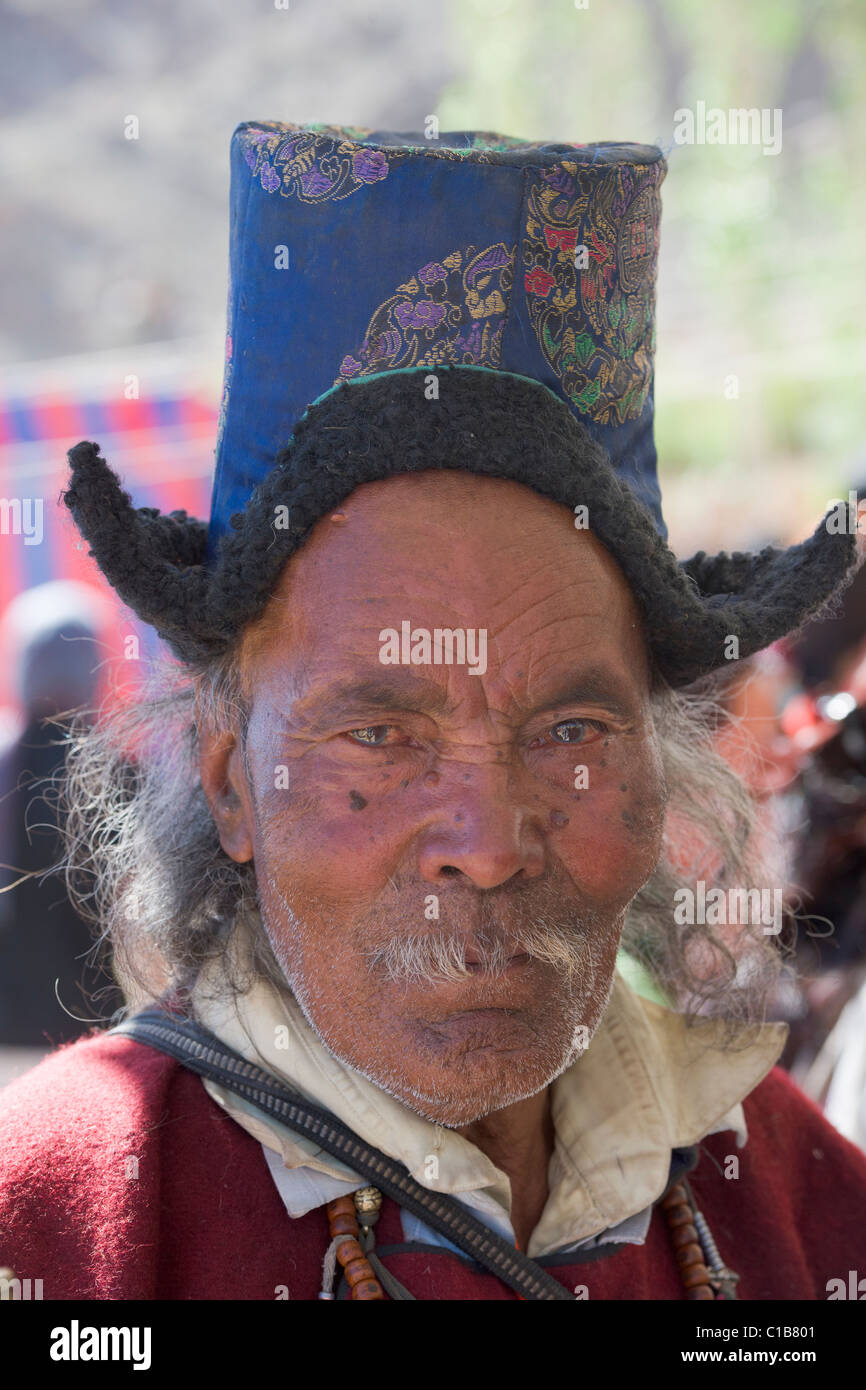 Vieux homme ladakhis en costume traditionnel lors d'un festival pour célébrer l'anniversaire de l'Abbé à Phayang Gompa, (Ladakh) Jammu-et-Cachemire, l'Inde Banque D'Images