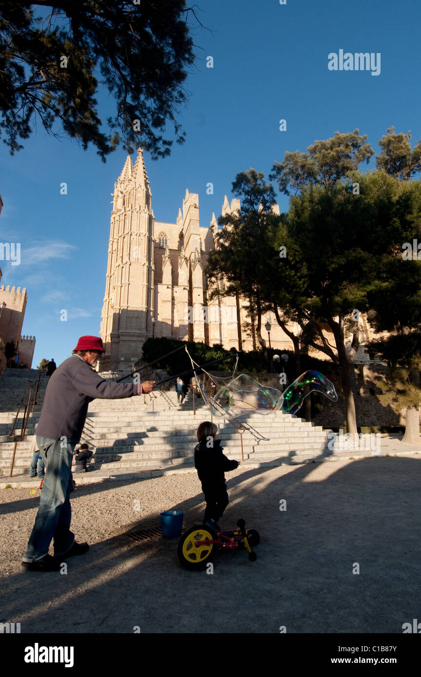 ES - MALLORCA : La Seu Cathedral à Palma de Mallorca avec artiste de rue, Espagne Banque D'Images