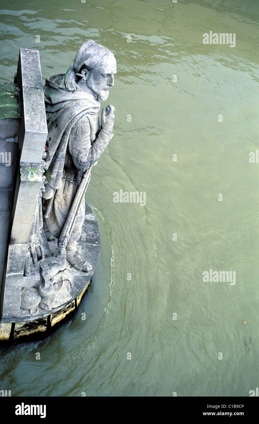 France Paris bords de Seine River inscrite au Patrimoine Mondial de l'UNESCO Zouave statue du pont de l'Alma permet de mesurer le Banque D'Images