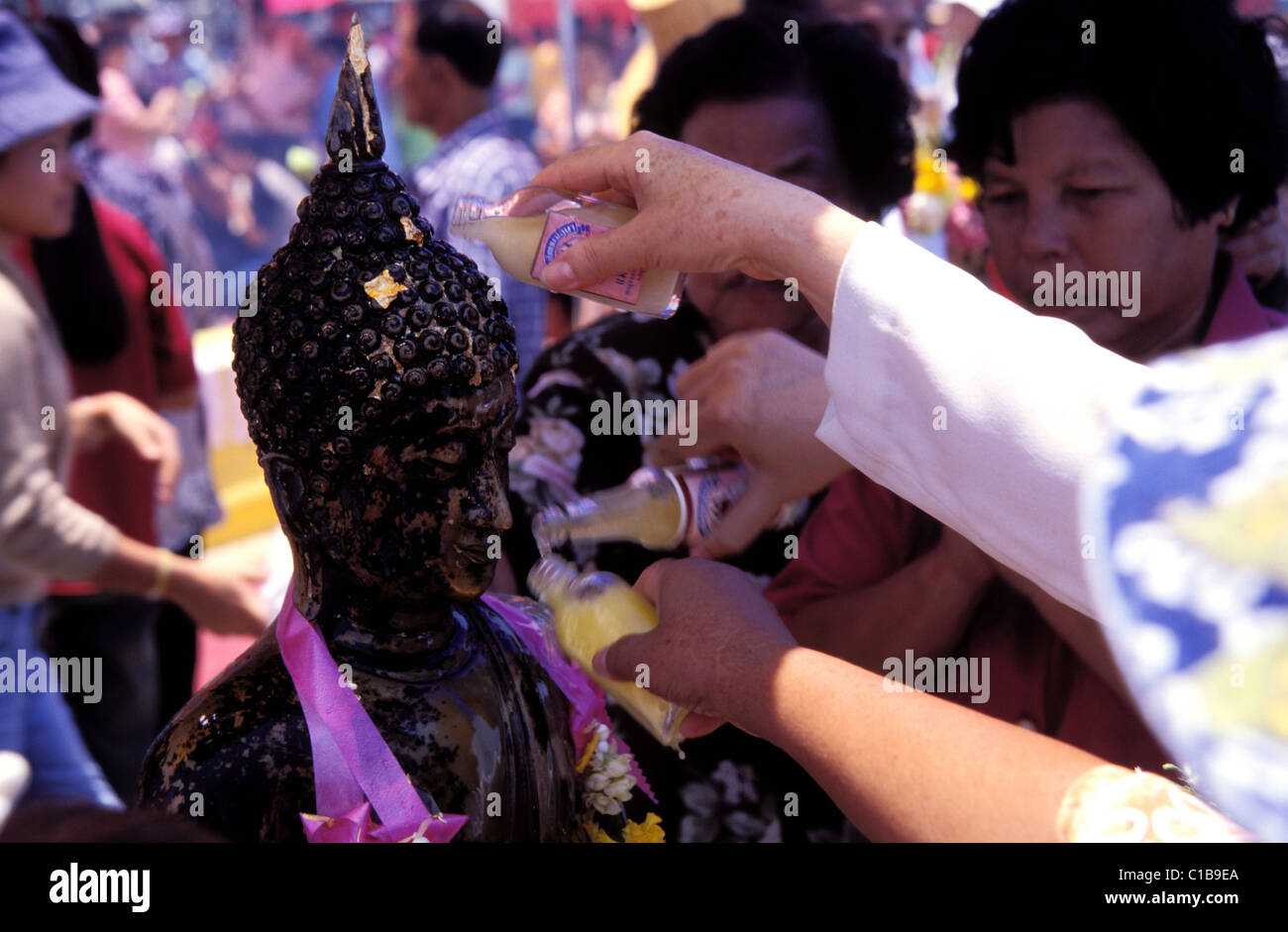 Thaïlande, Bangkok, la fête de l'eau marque le nouvel an thaï, images de Bouddha sont arrosées Banque D'Images