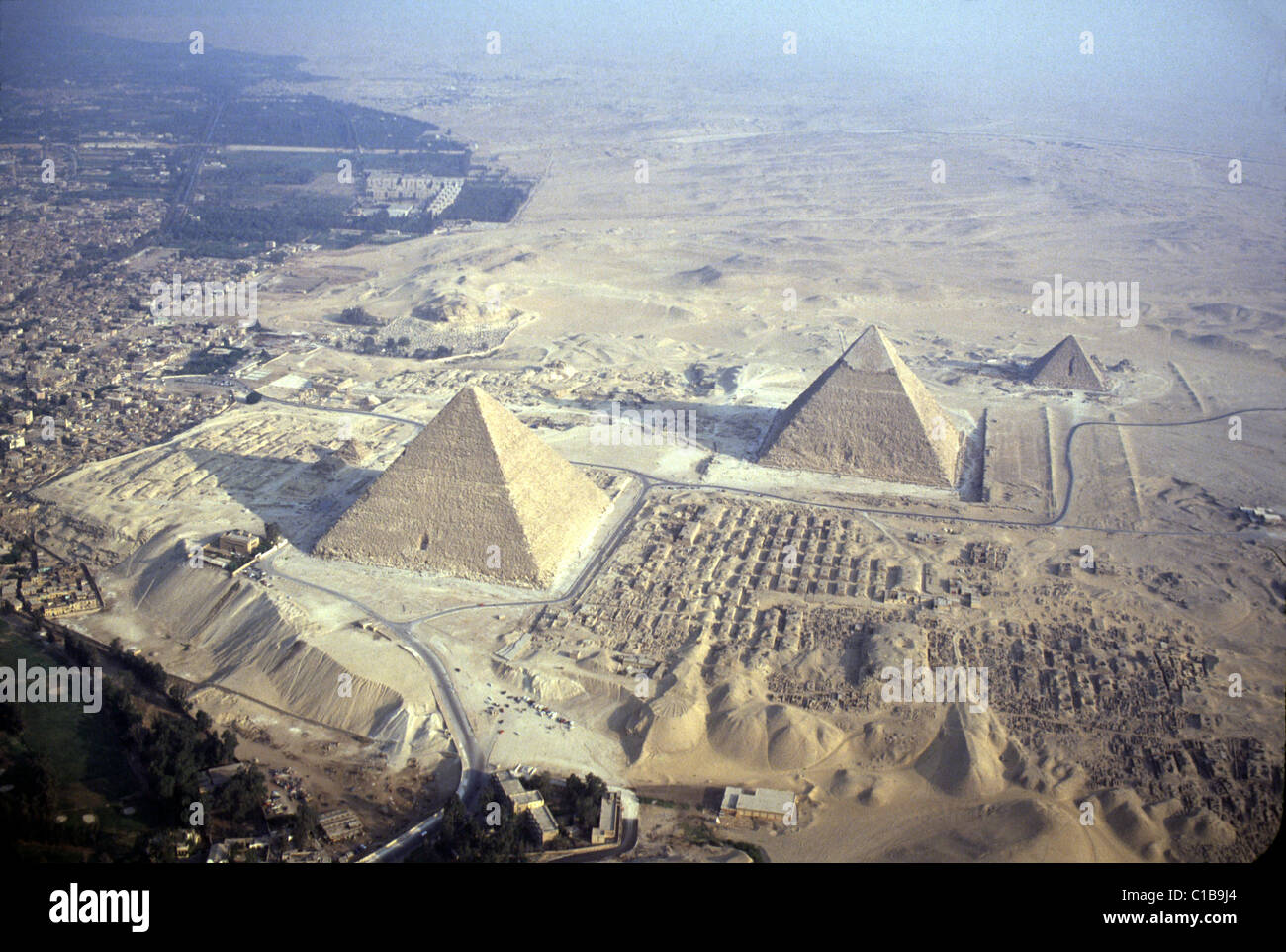 Les Pyramides de Gizeh, une des sept merveilles du monde antique qui reste sur le bord du Caire. Banque D'Images