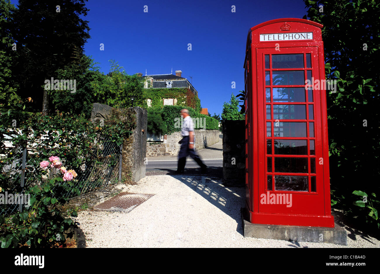 France, Vendée, Pouzauges, le style anglais, cabine téléphonique dans l