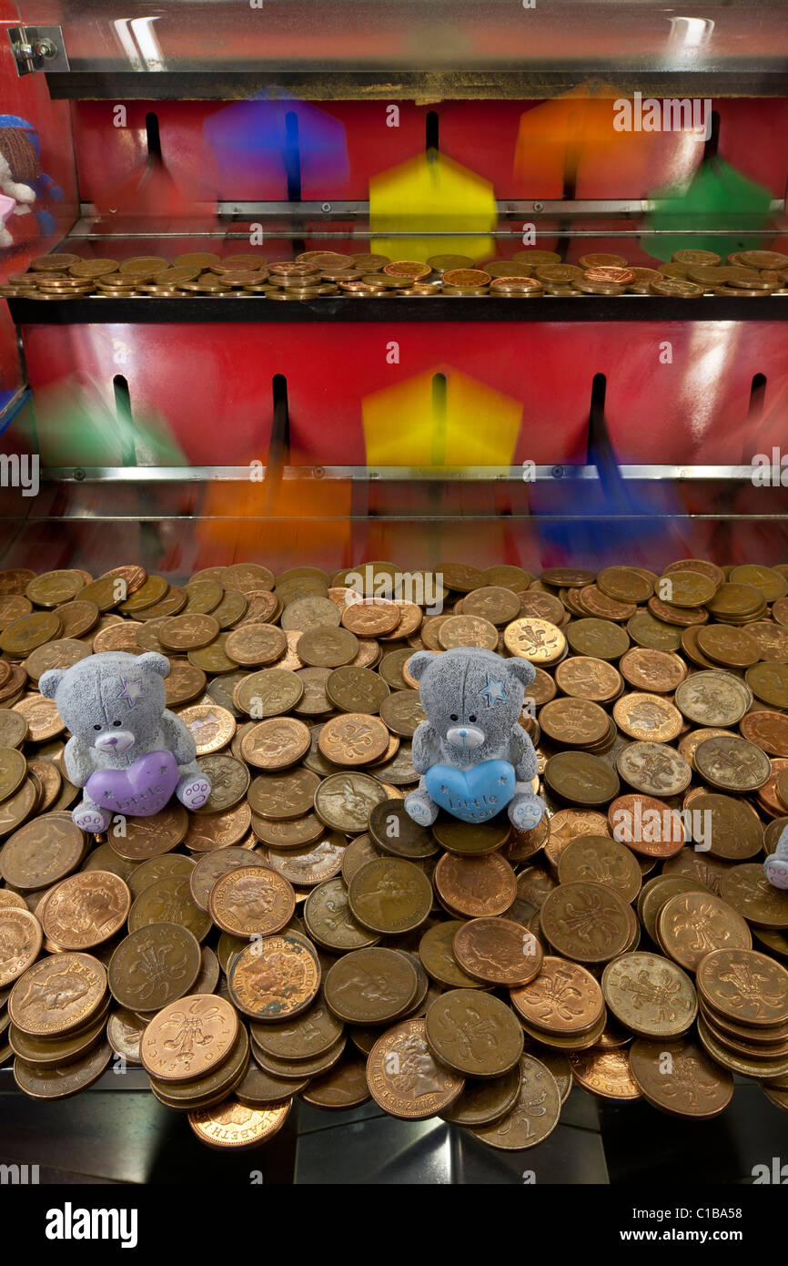 Pièces de monnaie dans les machines de jeu à Whitby dans le Yorkshire du Nord Banque D'Images