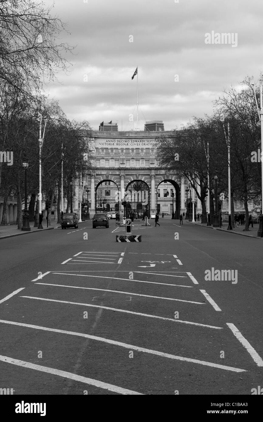 L'Admiralty Arch et le Mall Londres Angleterre noir et blanc Banque D'Images