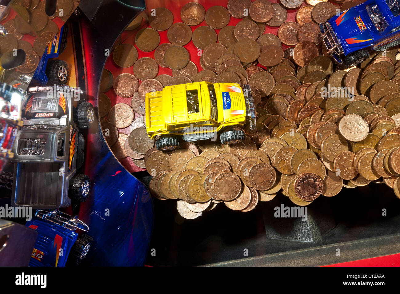 Pièces de monnaie dans les machines de jeu à Whitby dans le Yorkshire du Nord Banque D'Images