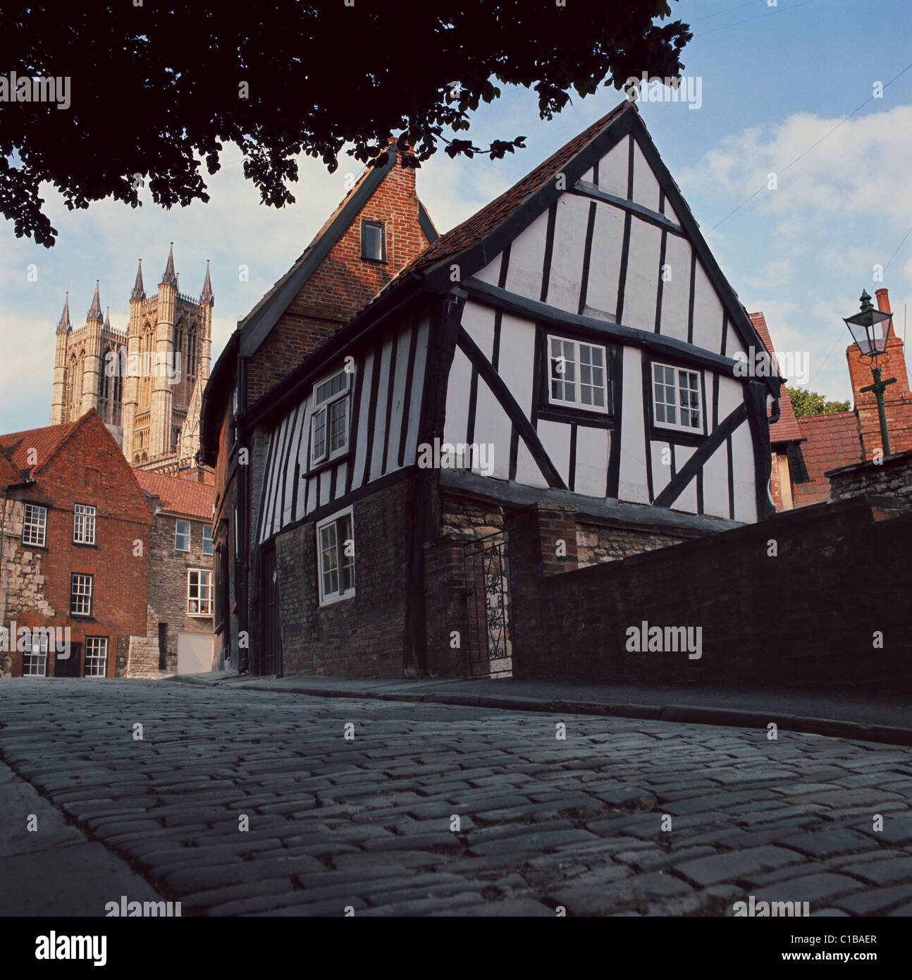 Lincoln, rue pavée pittoresque près de la cathédrale de Lincoln, Lincolshire, England, UK, FR Banque D'Images