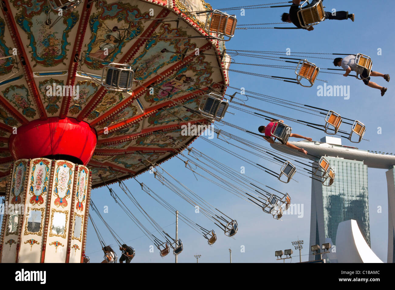 Manège Avec Marina Bay Sands dans l'arrière-plan. Marina Bay, Singapour. Banque D'Images